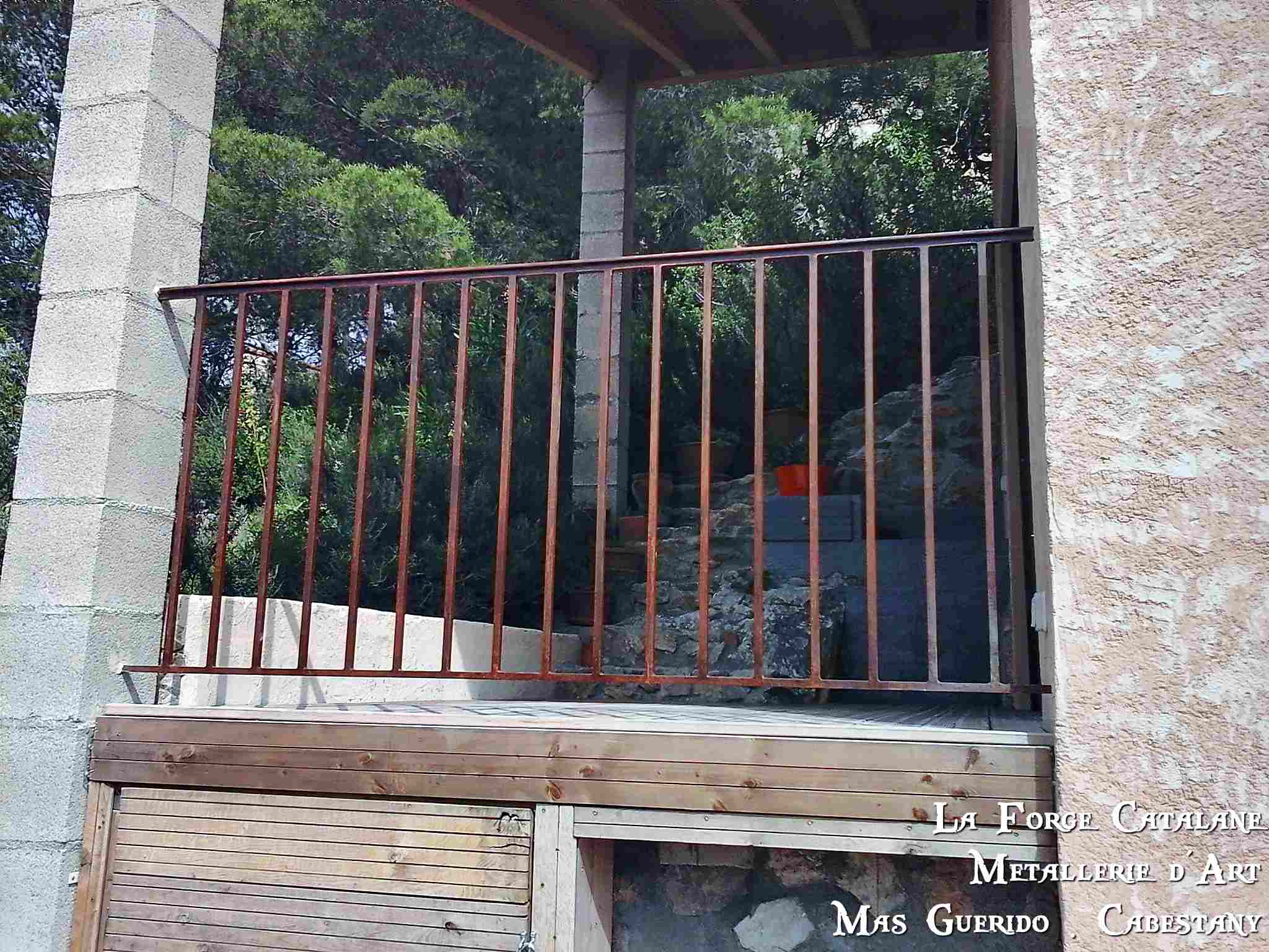 rambarde simple barreaudage vertical carre 16 finition rouille vernis forge catalane.jpg